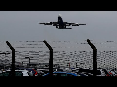 Woman sent death threats after refusing plane seat swap request