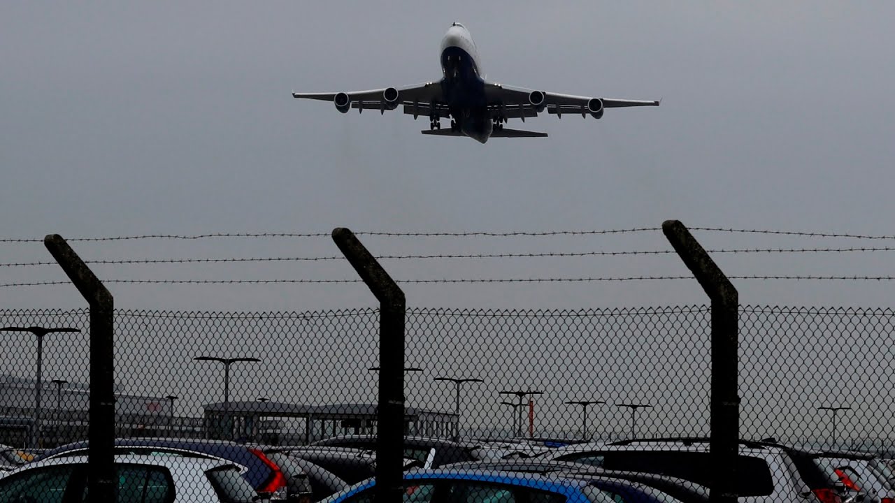 Woman sent death threats after refusing plane seat swap request