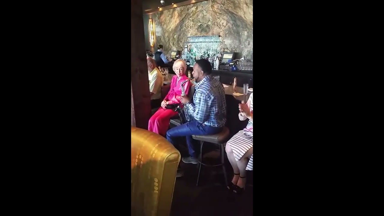 YouTubeでSaxophonist/Singer Jason Brown (All Around Town) Performing @ Humphrey's By The bayを視聴 YouTubeでSaxophonist/Singer Jason Brown (All Around Town) Performing @ Humphrey's By The bayを視聴