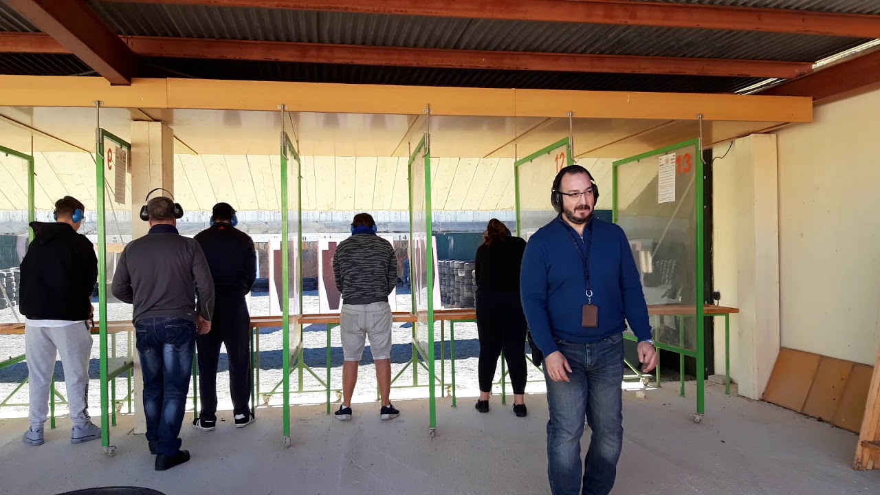 Ejercicio de tiro vigilante de seguridad