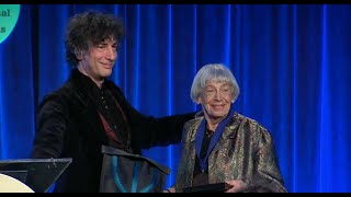 Neil Gaiman presents lifetime achievement award to Ursula K. Le Guin at 2014 National Book Awards