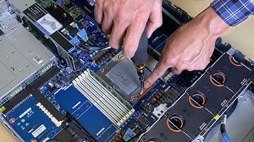 Lenovo ThinkSystem SR655 V3 installing a processor and heat sink
