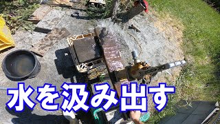 DIYで掘った井戸の水を汲み出す