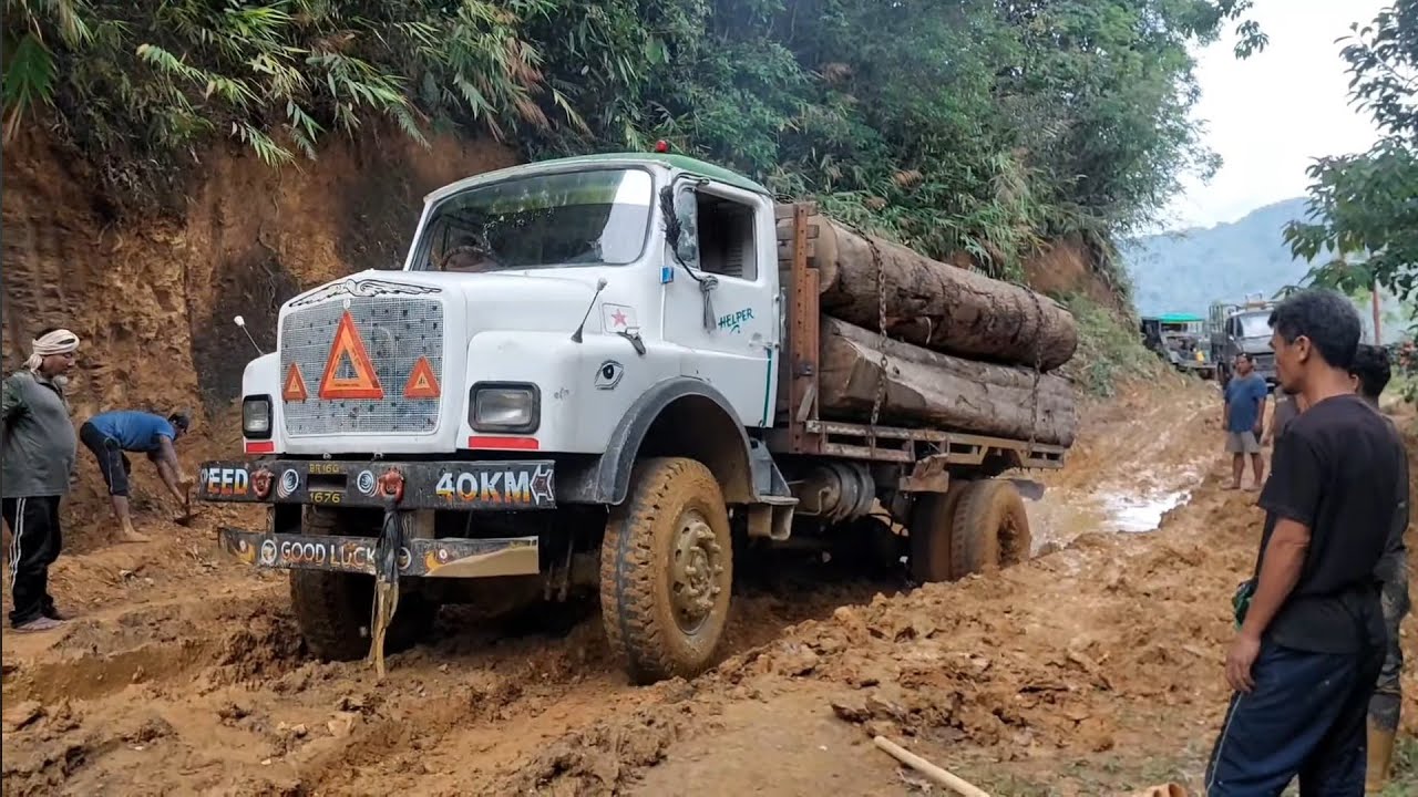 Big Logging Wood Truck Driving Skills On Extreme Road Conditions