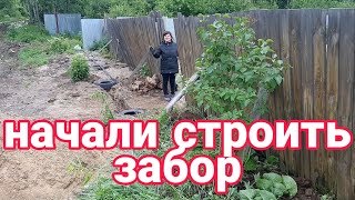 подготавливаем место для труб под новый забор/как сделать забор на болоте