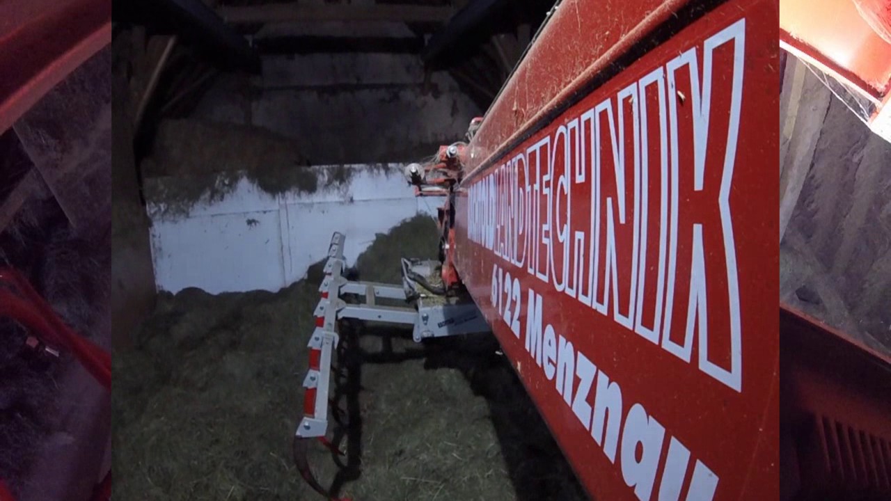 Kipper mit Heu befüllen mit Heukran