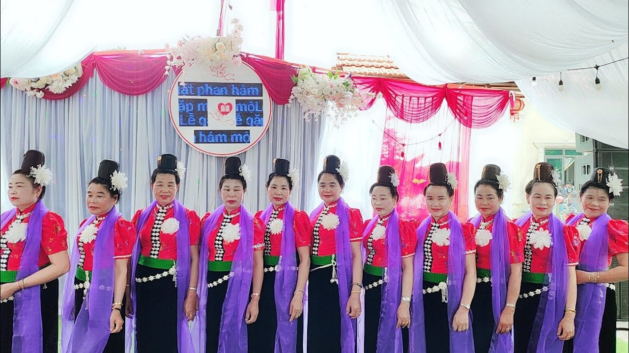 Vui nhộn rộn ràng mọi người yêu thích dũng tươi tay nắm tay theo vòng xòe thân ái thật là vui 