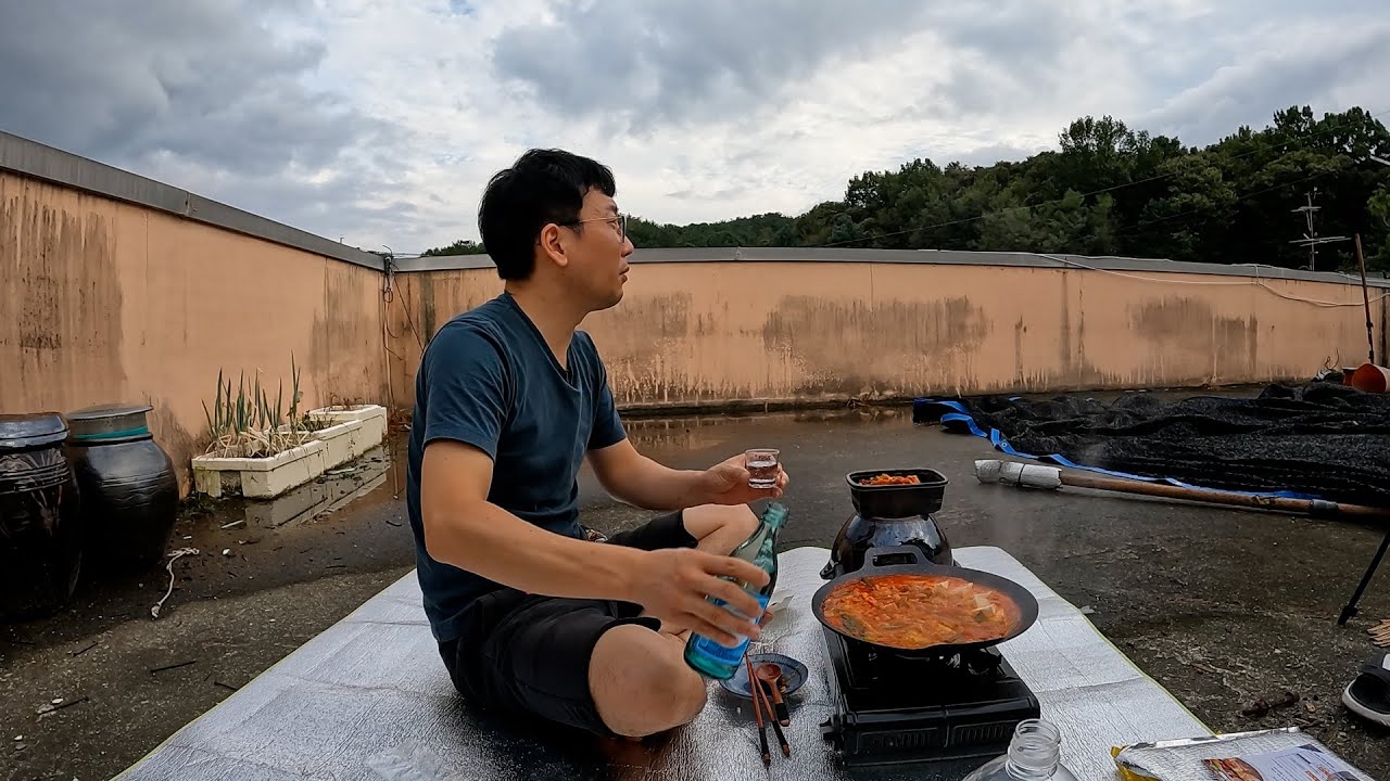 캠핑은 못갔지만 옥상에서 짜글이찌개에 한 잔 했습니다