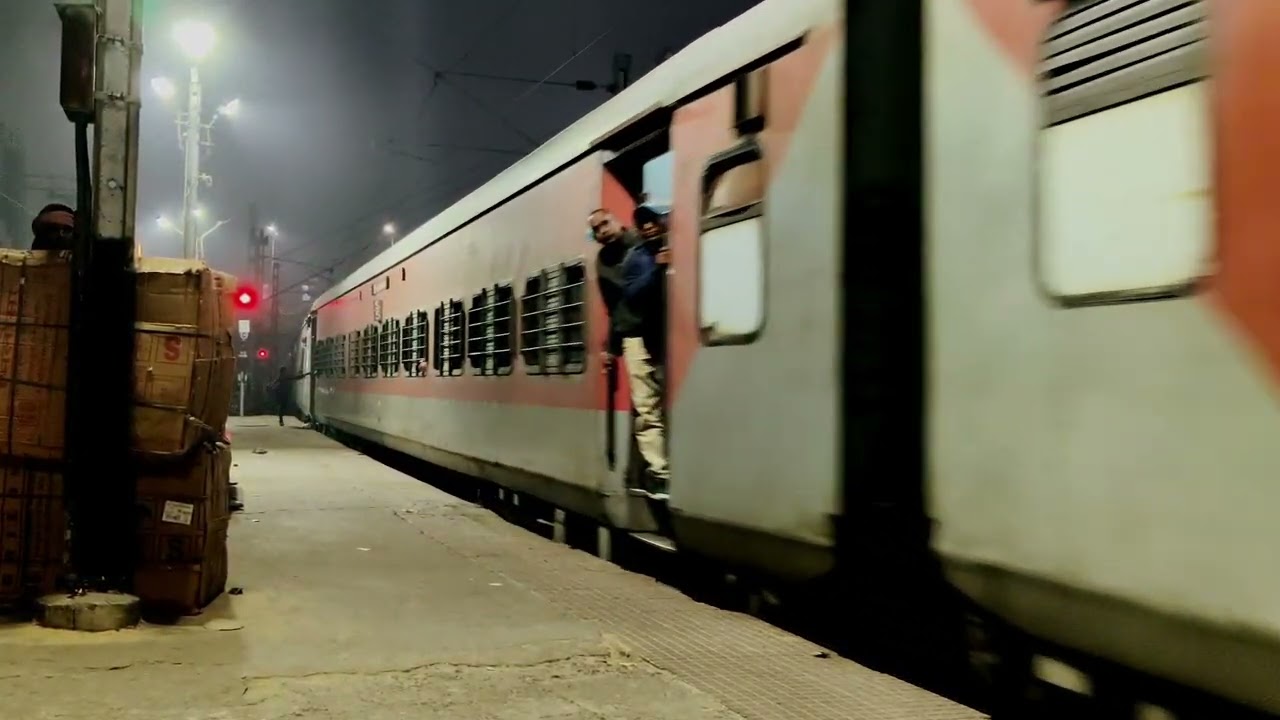 Howrah New Delhi Poorva express Arriving At patna junction! #viral #youtube #trending 