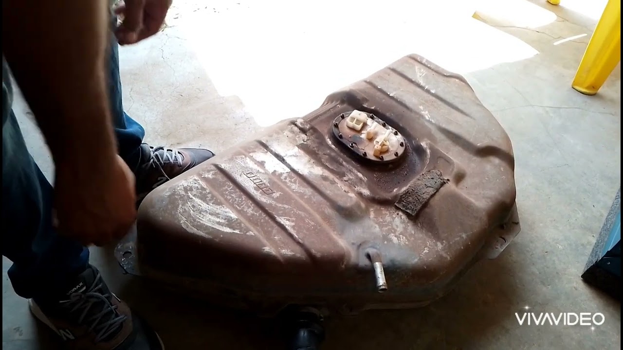 Troca do tanque de combustível do Fiat UNO.