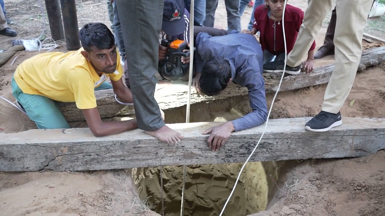 Borewell में गिरा बच्चा, 50 फ़ीट गहरे गड्ढे मे गिरा, NDRF पहुँची मौके पर, बचाव कार्य जारी