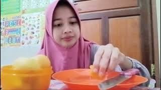 makan buah sotar..
