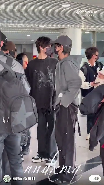 [TNT时代少年团]2457中转机图中聊天，这个有原声#时代少年团非洲出发##时代少年团开启新团综录制行程#  ​​​ #tnt时代少年团