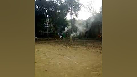 Đốt rác ở xóm sống hai thanh niên Danh và Hoan trổ tài