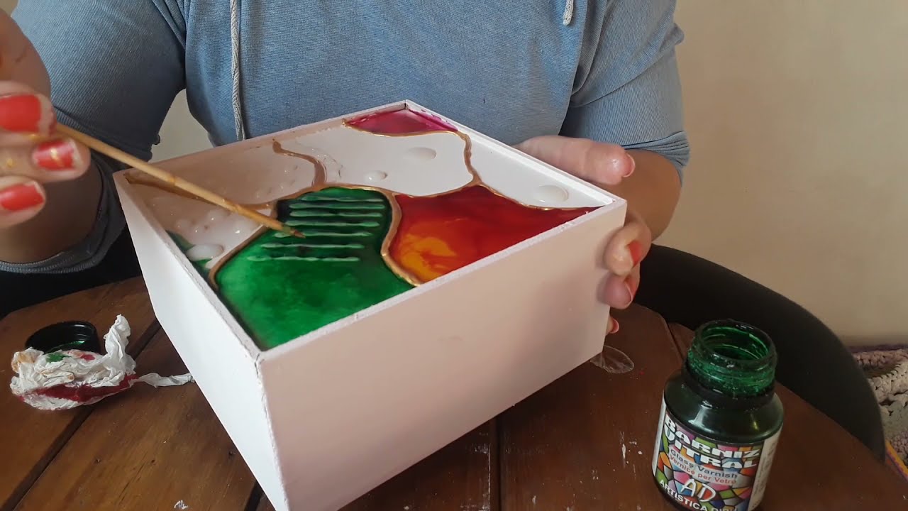 Lacas vitrales sobre madera.