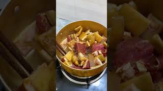 Bò Sốt Vang Và Nấm Xào Chay Đưa Cơm Lắm