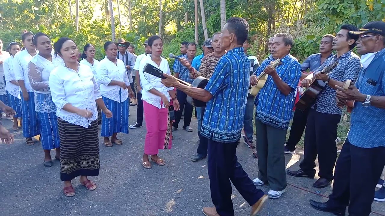 Tradisi Orang Tanimbar Tarian Penghormatan Kunci Bulan Maria. Rukun St. Carolus Baromeus Part 5.
