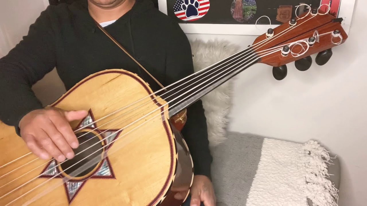 Dios nunca muere guitarrón