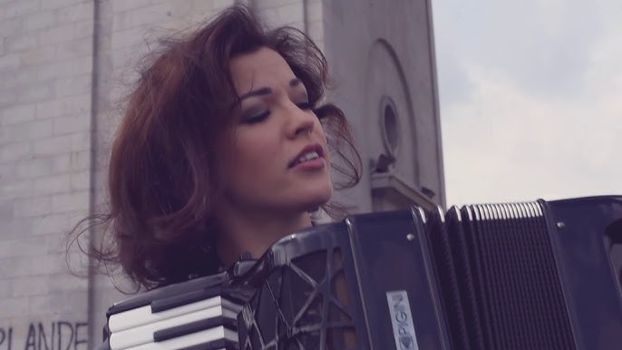 Qoli bilan qattiq uradi