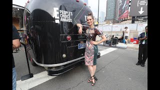 Melanie Scrofano Talks Meeting Earpers At E Peoples Choice Awards Food Truck - Nycc