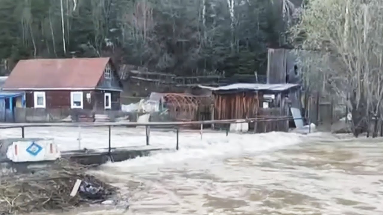 Реки вышли из берегов в Кемеровской области. Потоки воды сносят дома и машины