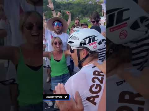 🔥😍AMBIANCE XXL ! La foule en délire pour le passage de Cosnefroy dans Joux Plane#shorts#tourdefrance