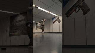 Training Mit Der Glock. Schießen In Bewegung