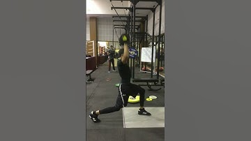 Split stance shoulder press #shoulderworkout #core #strenth #fitness #boxing #video #shorts #gym