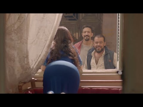 متيجي يا واد انت و هو ادلعكوا شوية شوفوا عملت ايه للرجاله و هي واقفه بقميص النوم في البلكونه