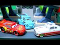マックイーンとメーター ドックもかっこいい車に変身 カーズトミカで遊ぼう