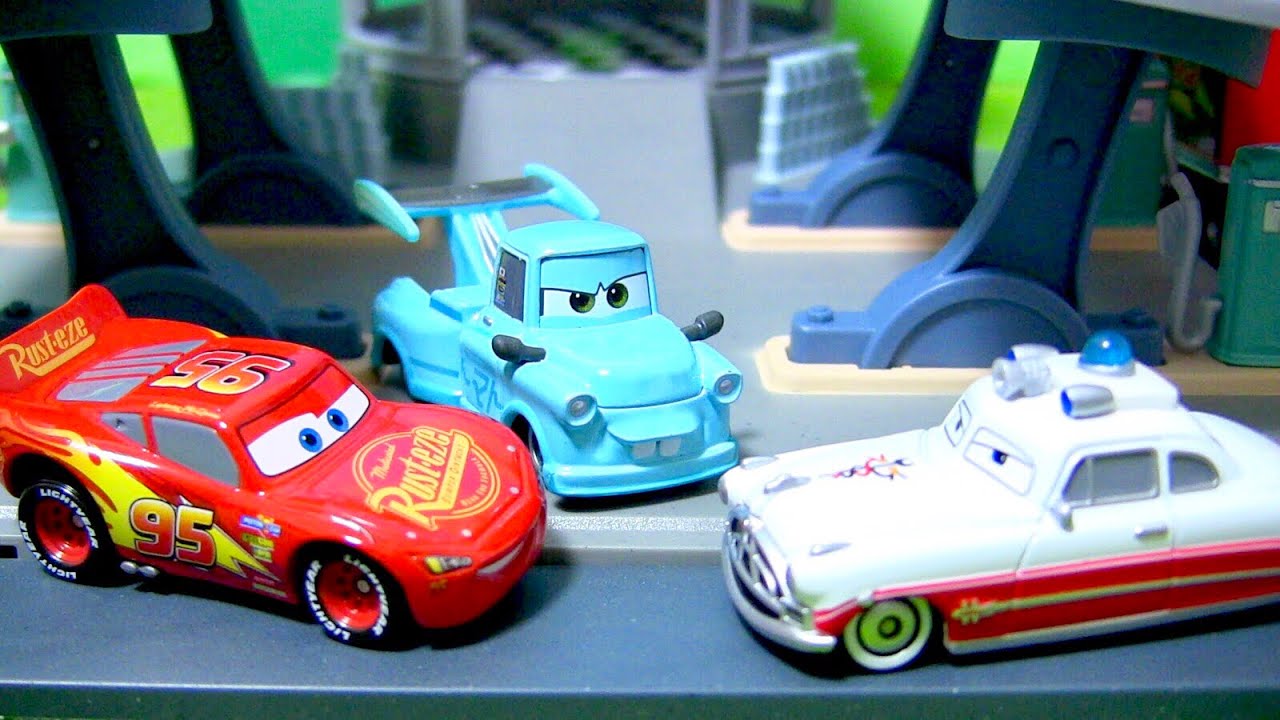 カーズ ディズニー マックイーンとメーター 変身 ドックもかっこいい車に変身 カーズトミカ V8カフェ Youtube
