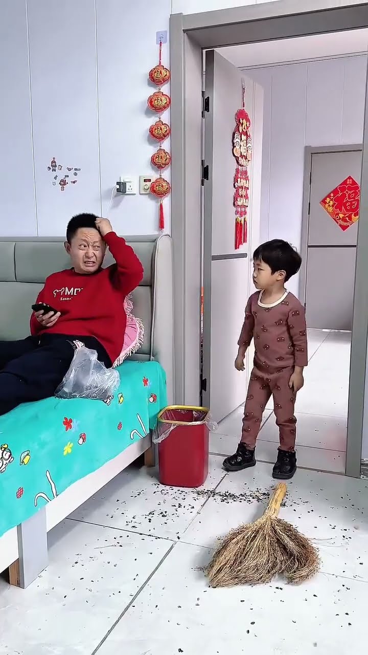 爸爸不讲卫生，儿子也不惯着他！#Cute baby#Cute#呆萌小米宝#聪明宝宝#萌娃