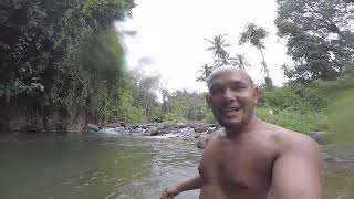 Asyik!!!mandi sambil melihat kehidupan ikan di dalam air...
