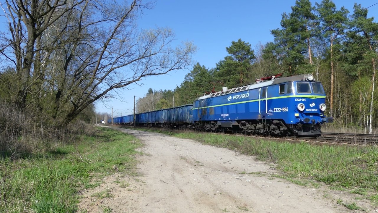 ET22-694 w przelocie z węglarkami
