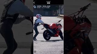 女性ライダーがバイクに引きずられる動画。止まらないバイク、、、パッと見たら事故 Kawasaki忍者 screenshot 2