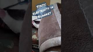 static electricity in blanket and a thread #shots #staticelectricity