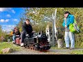 Dampflok 81 011 mit personenzug im modellbahnpark auenhain am bahnbergang