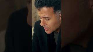 دايماً واخد ركن بعيد.. وبتتعمد تبقى وحيد