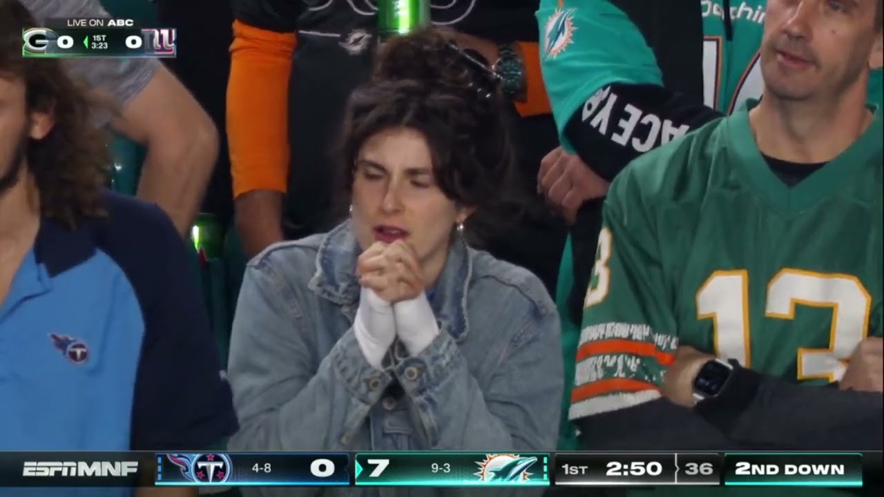 Tyreek Hill left knee injury