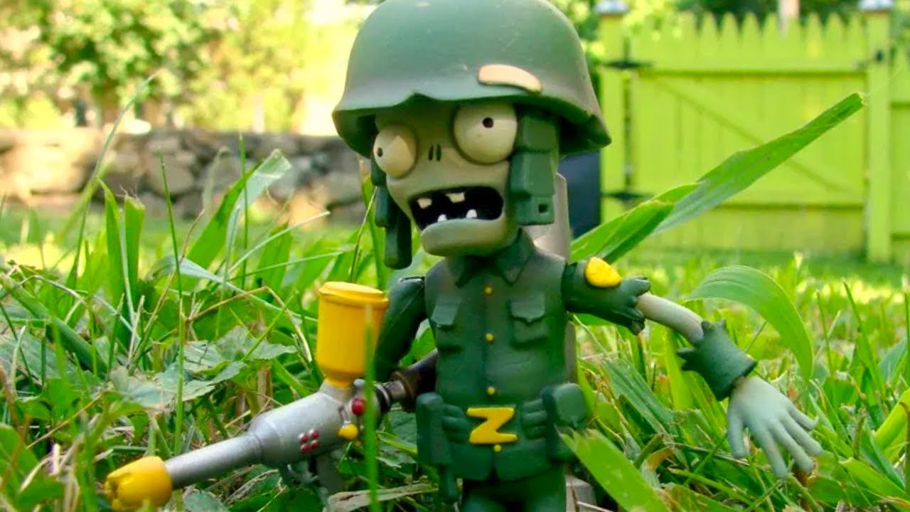 Plants vs. Zombies: Garden Warfare Soldier Zombie and Ghille