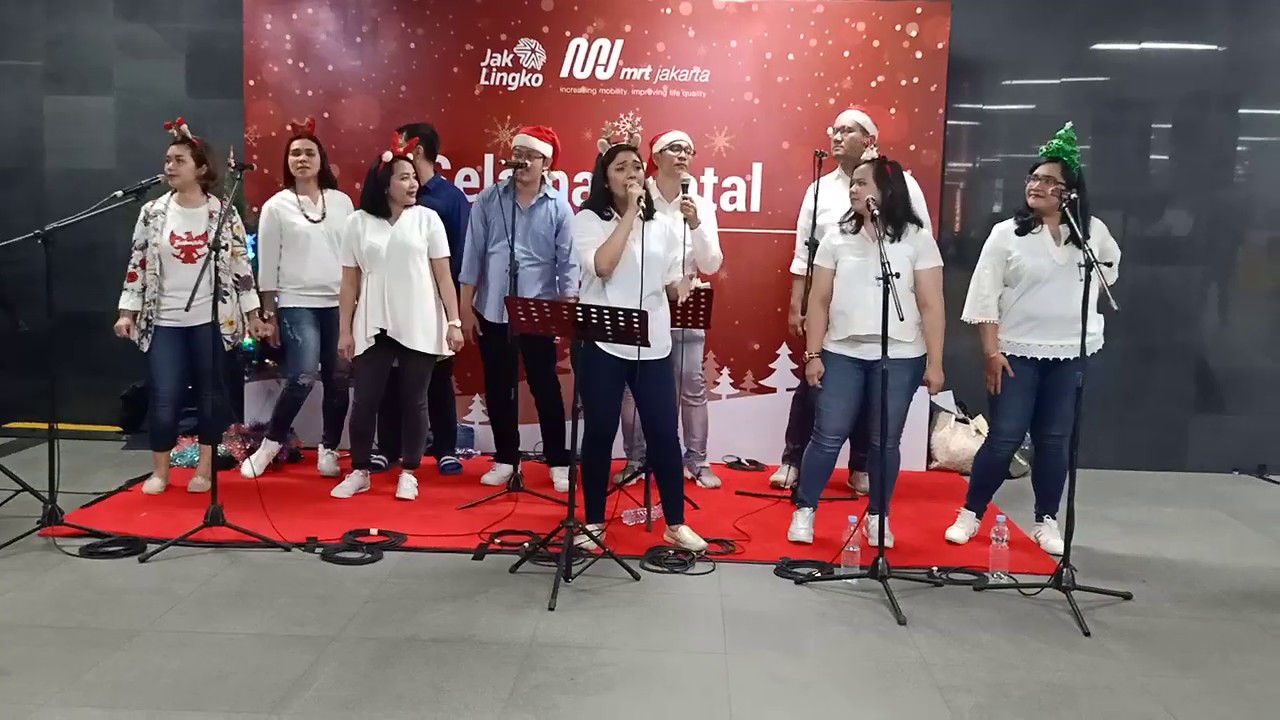 Christmas in Jakarta by Enjoyable Choir in MRT Istora Station - YouTube