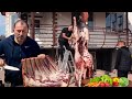 Carnicero prepara un enorme cadáver de un toro | video recopilatorio de cocinar carne con verduras