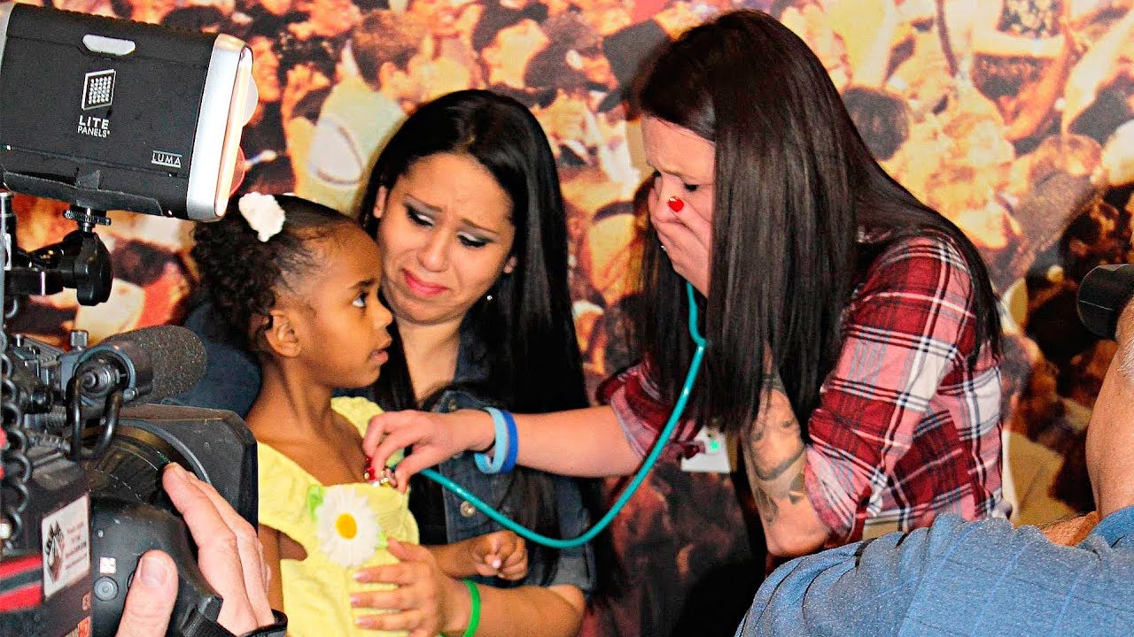 Женщина не смогла сдержать слез, когда встретилась с девочкой, в ...