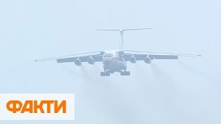 В Борисполь прибыл самолет с телами погибших украинцев – началась церемония прощания