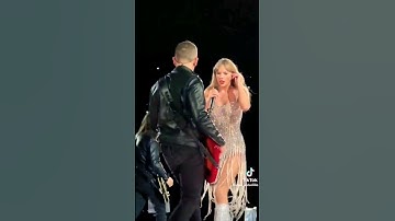 Taylor Swift - Earpiece glitch so she followed Amos chords ❤️ | Eras Tour #taylorswift #shortsfeed