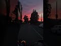 Rodando hacia el atardecer: un camino, una moto y un atardecer de fuego. 🌅#Atardecer #CieloRojo