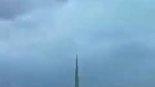 Молния поразила небоскреб Бурдж-Халифа высотой 828 метров.