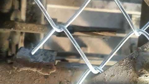 GST Automatic chain link fence diamond mesh machine working twisted + knuckle side