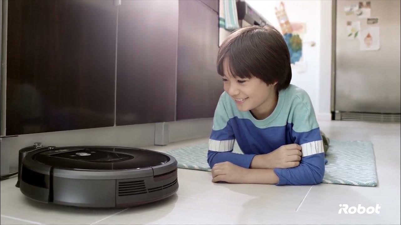 Включи робот пылесос говорит. Пылесос Roomba 600. Робот пылесос и маленькие дети. Робот пылесос убирает. Робот пылесос семья.