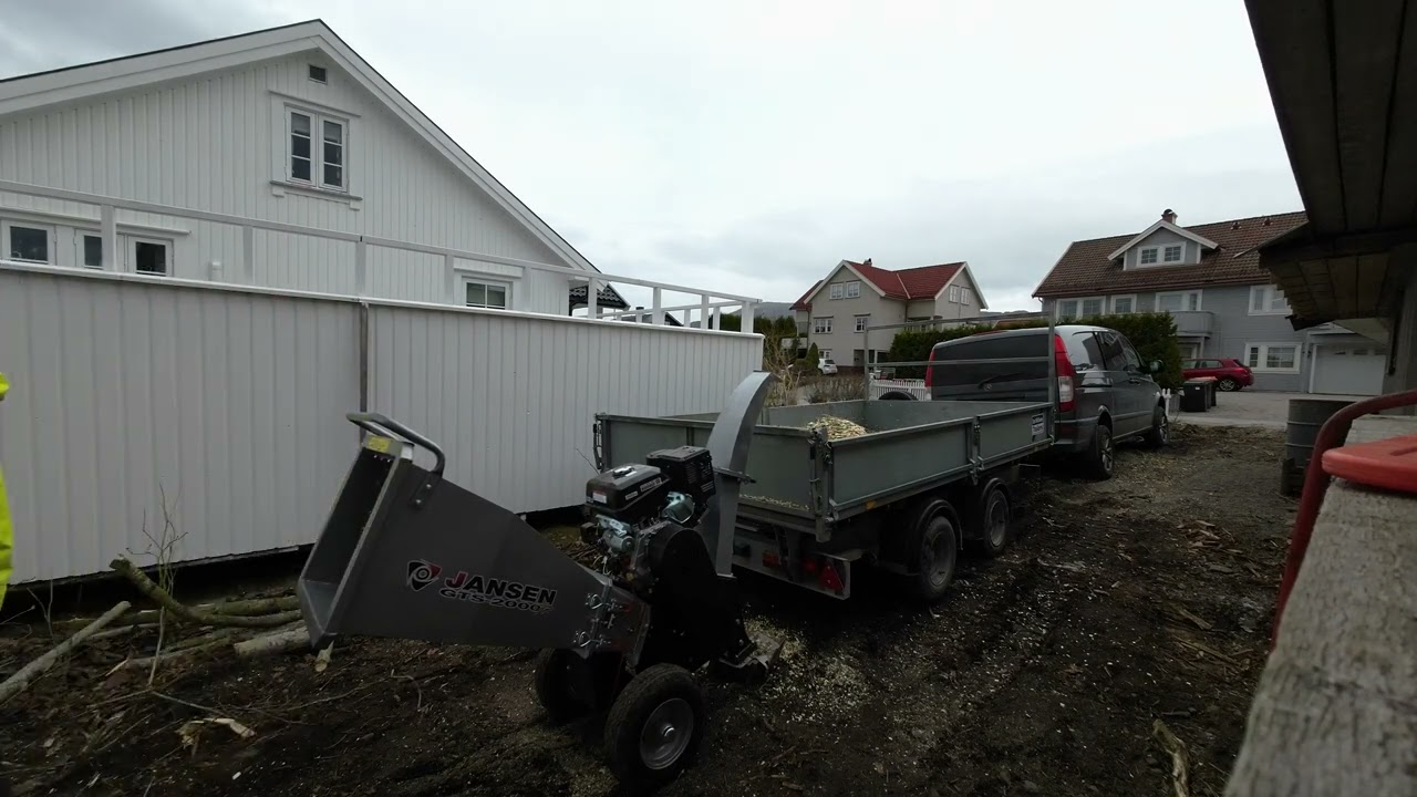 Chipping tree with Jansen GTS-2000 PRO wood chipper. Part 1.